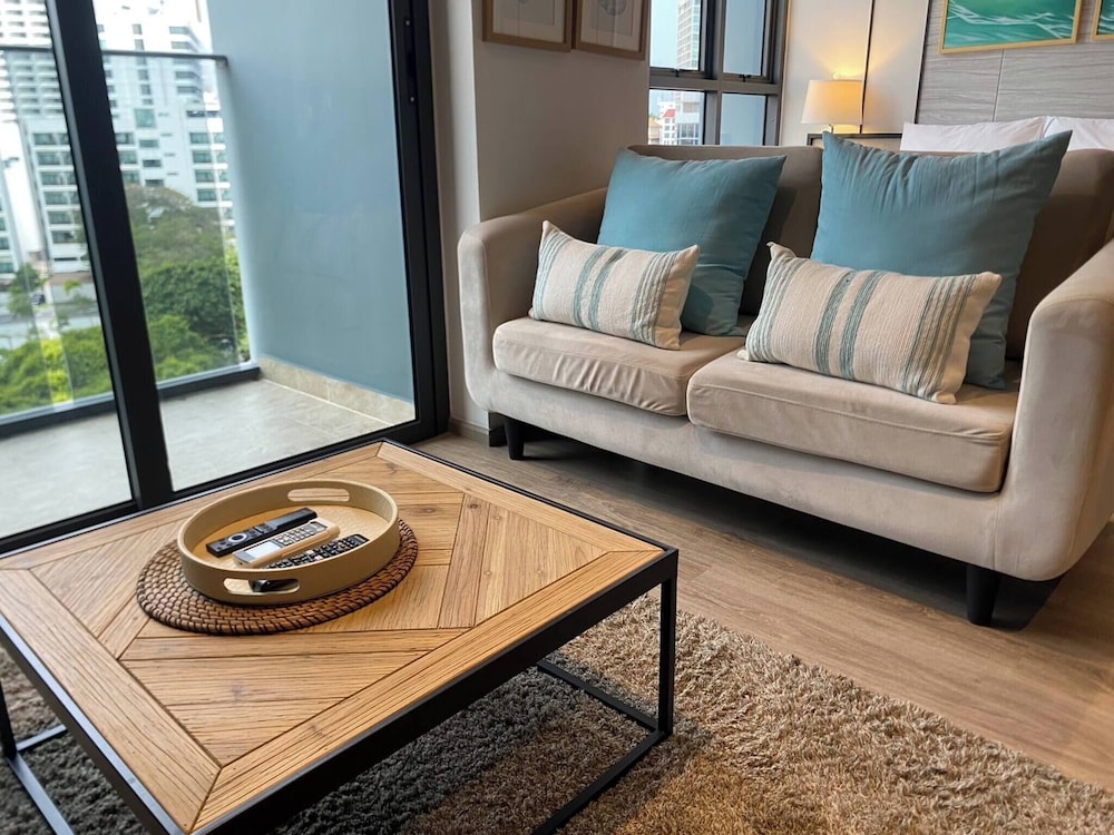 Pattayas Top Sea View Luxury Escape