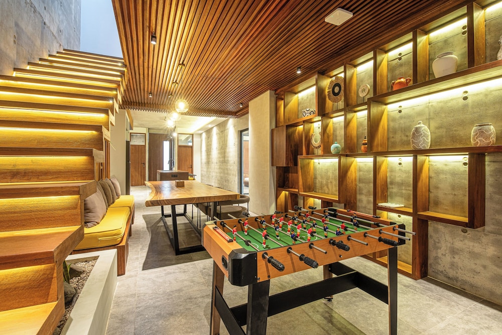 Modern 4BR Canggu Retreat Just 8mins to the Beach