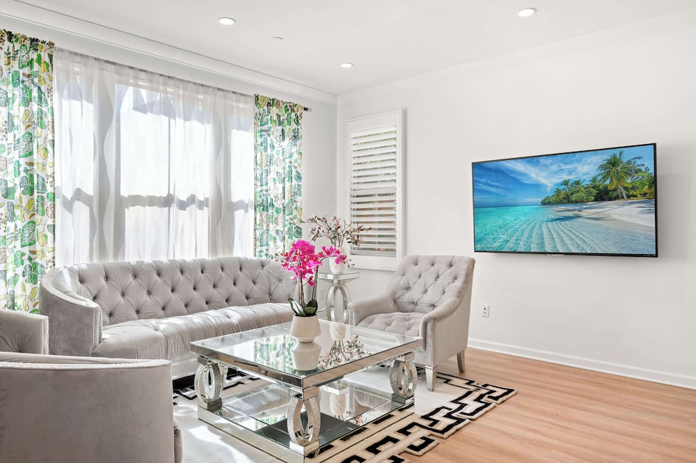 Stylish 3BR Irvine Oasis Family Friendly w Garage