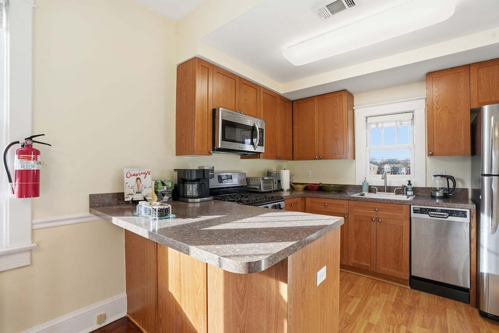 Dc Area Bungalow Near Shops And Dining 3 Bedroom Home
