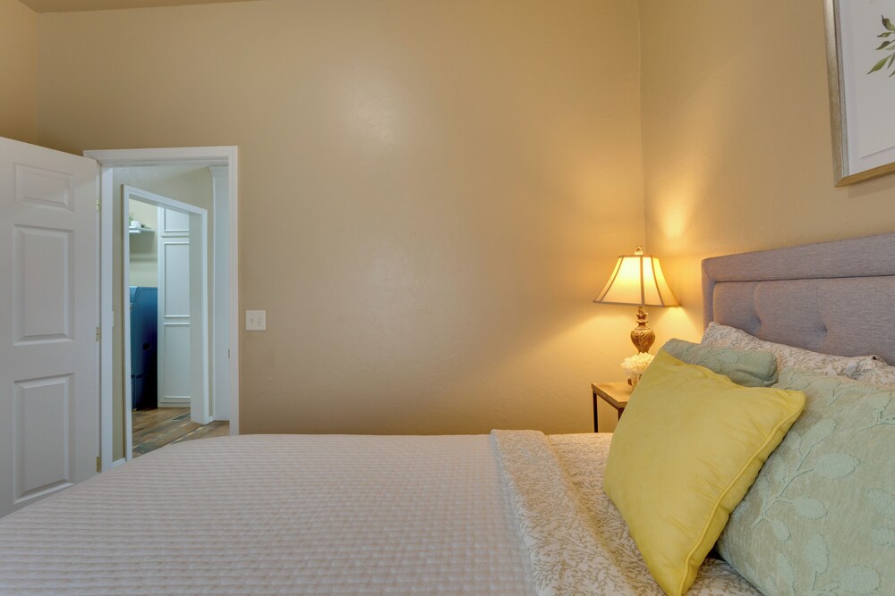 Apartment Half-mi to Downtown Guthrie!