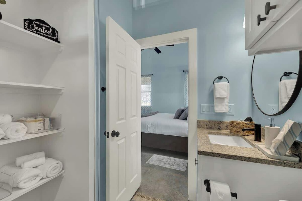 Modern Casita With Hot Tub Six Minutes From Main Street