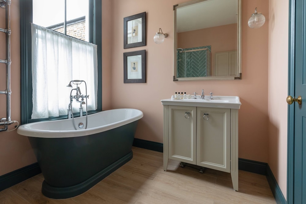 Brewster Gardens III by Onefinestay