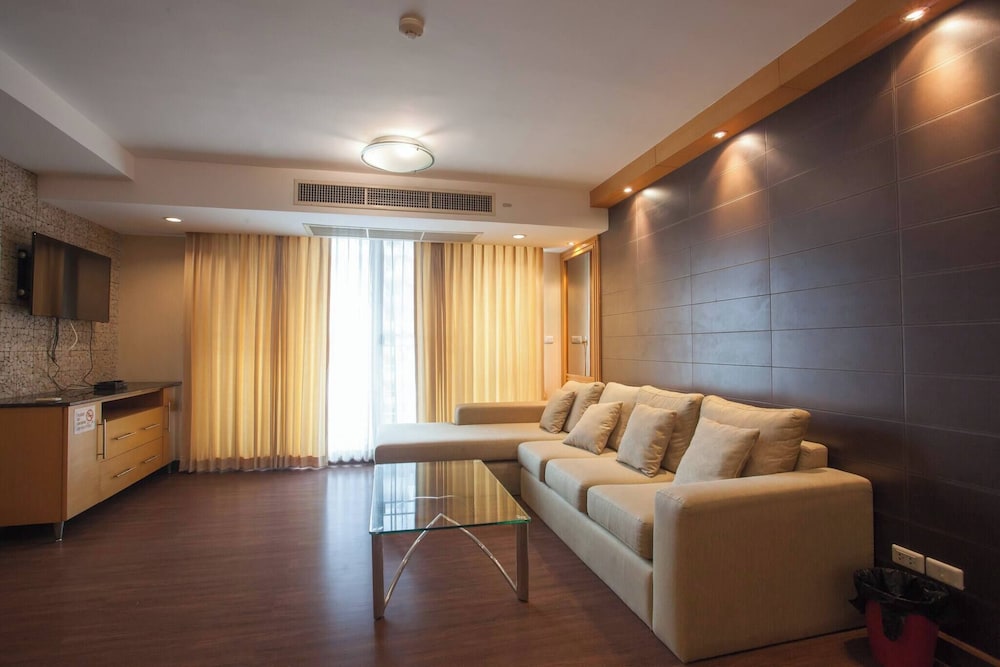 5A - 2 Bedroom Downtown Apartment With Shared Pool