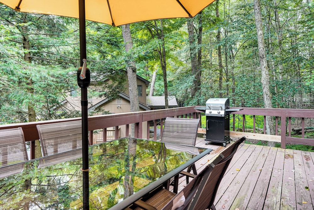 Pocono Lake Retreat: Ski & Explore at Pine Loch! view 3