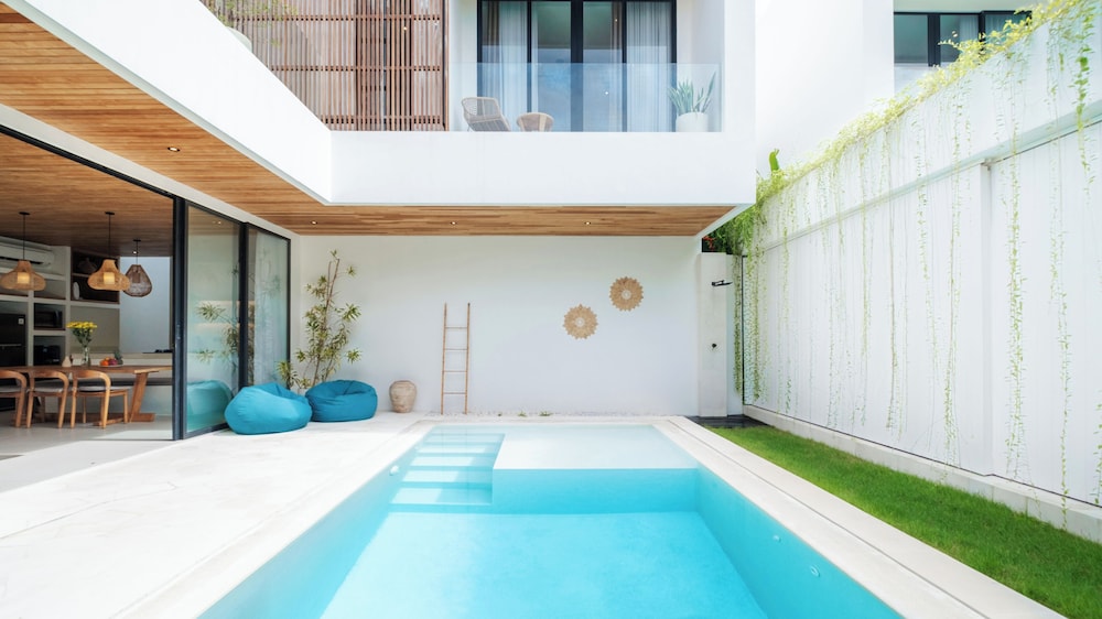 Loona Palm Villas by Villa Finder