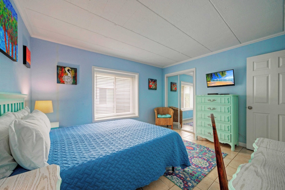 Beachfront Condo w/ Ocean View, 2 Pools, Boardwalk to the Beach Island Getaway