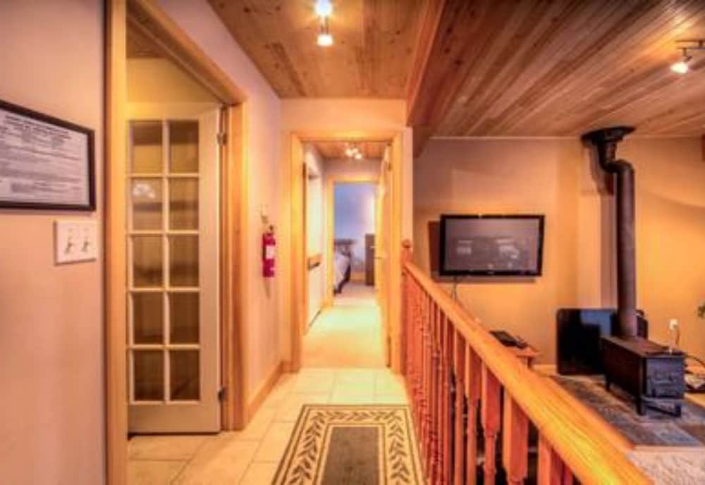 5 Bed Blue Mountain Luxury Chalet with Hot Tub 159 - Image 4