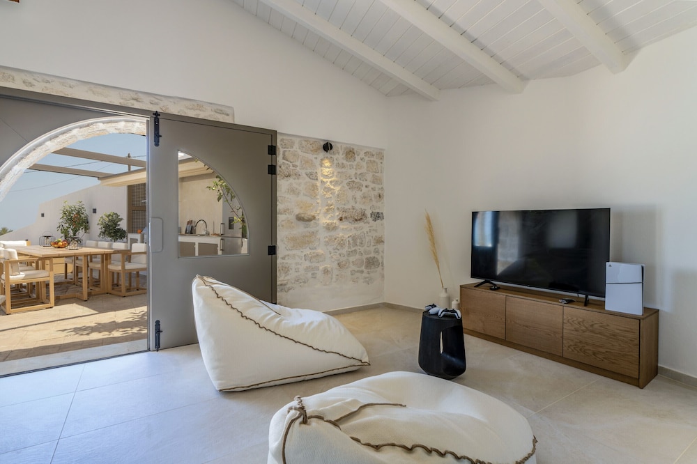 Luxury Villa Maximus - With Private Heated Pool