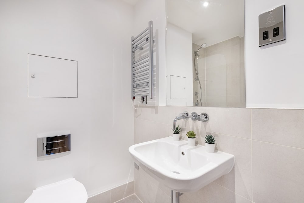 Modern 2BR 2BA with Balcony by Soho