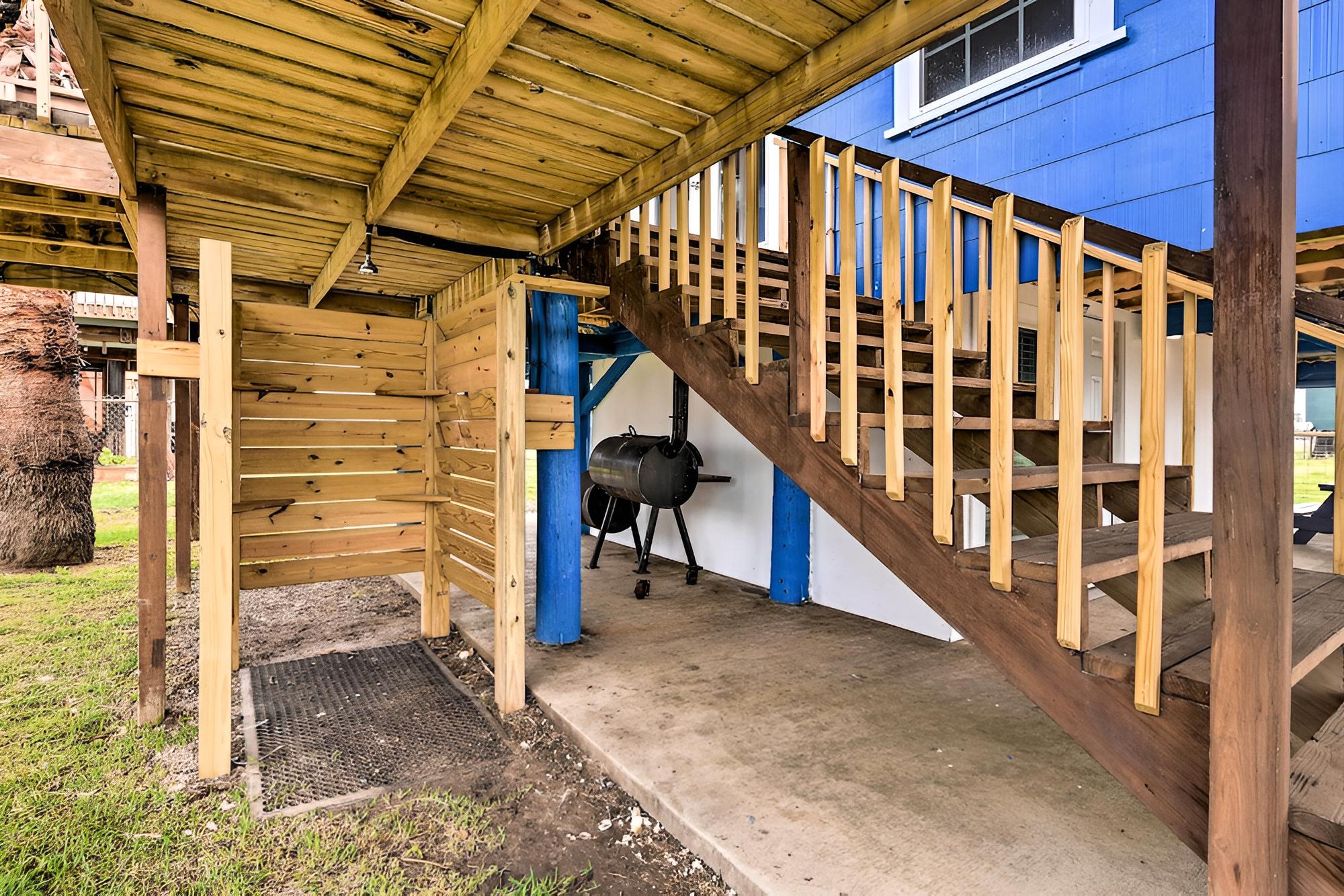 Bright & Airy Freeport Home - Walk to Beach! view 3