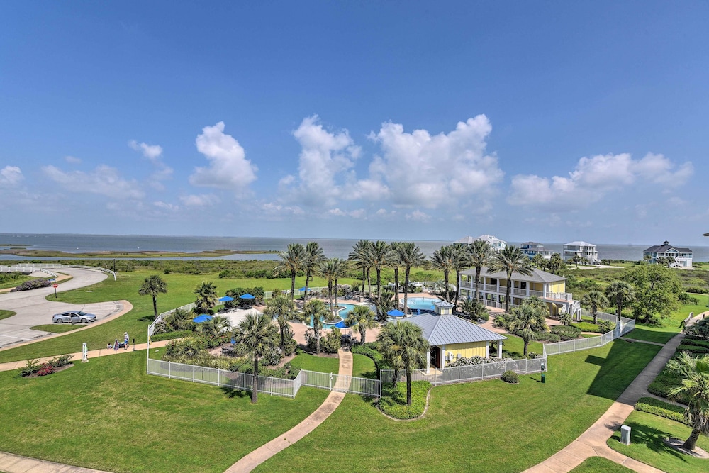 Walk to Beach: Condo w/ Bay View in Galveston