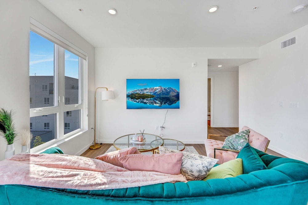 Luxury 2BR Hollywood Pool View by Oneluxstay