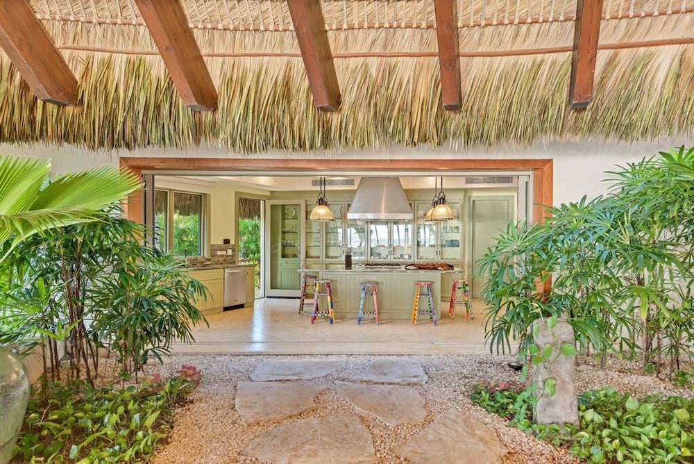 Dazzling Beachfront Villa With Swim-up Bar