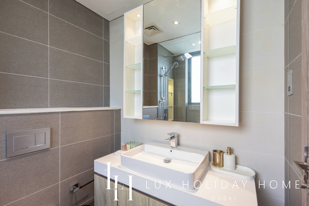 LUX LIV Contemporary Marina Suite 2