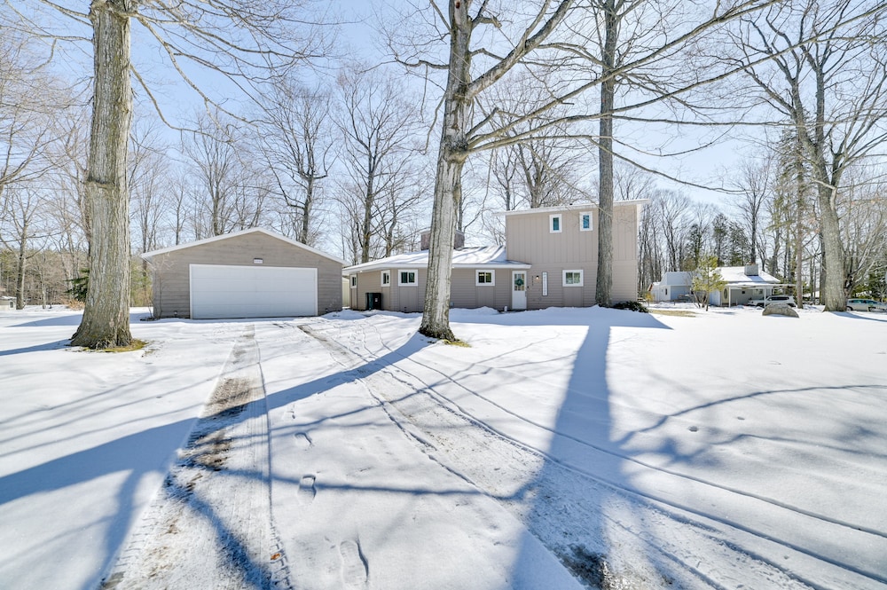 Close to 3 Ski Areas: Michigan Family Retreat! view 5