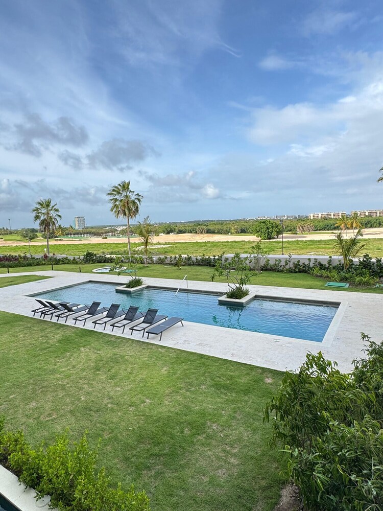4 Guest 2 Bedrooms Balcony and Shared Pool