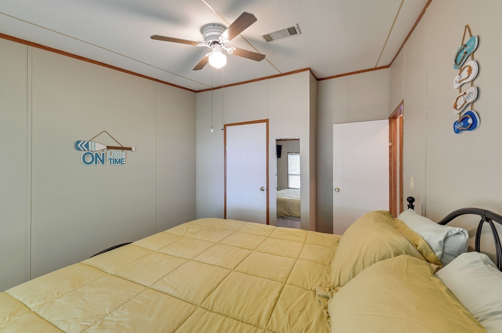 5 Blocks to Beach Access: Sanders Island Getaway!