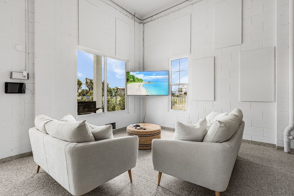 673 White Sands Retreat: Bay Views, Pool, Elevator 5 Bedroom Home