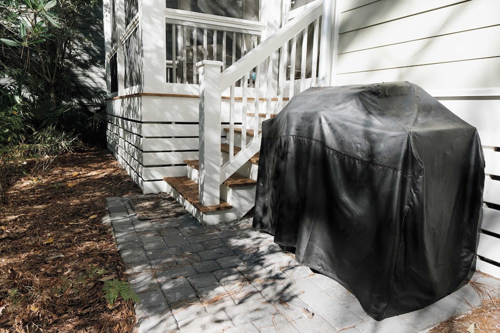 Walk to Beach, 2 Shared Pools, Enclosed Porch, Bikes 30A Hideaway by Avantstay