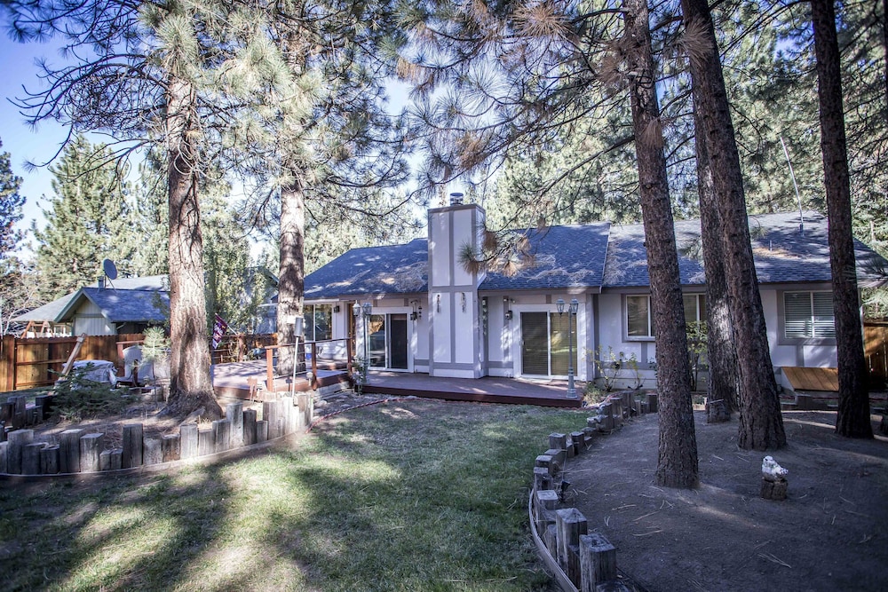 Majestic Pines 3 Bedroom Apts by RedAwning