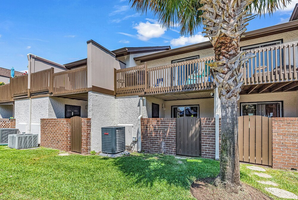 650 Feet to the Beach! Arcadian Shores Townhome