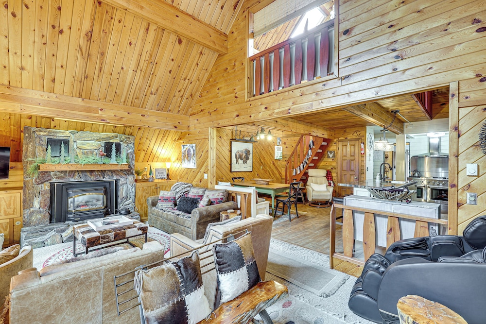 Hot Tub + Arcade Table: Spacious Retreat in Lead