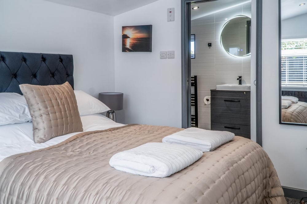 Cedars Lodge - Hot Tub - Penally - Tenby