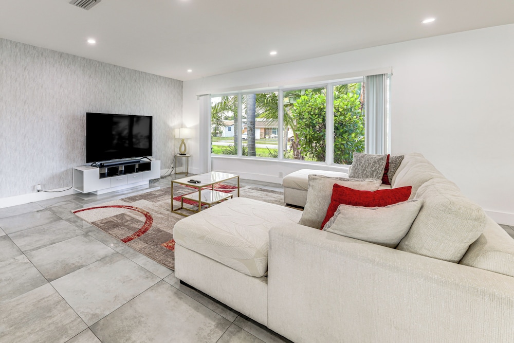 Outdoor Oasis w/ Games: Sleek Hollywood Home!