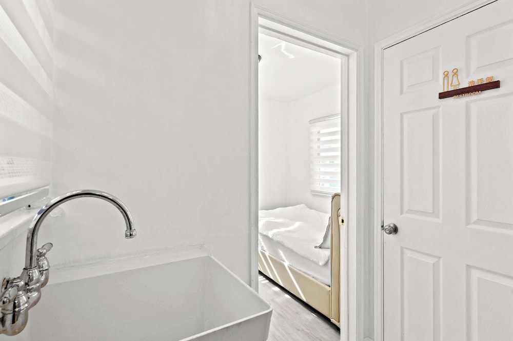 Comfortable Home Near LA With Full Kitchen & Laundry