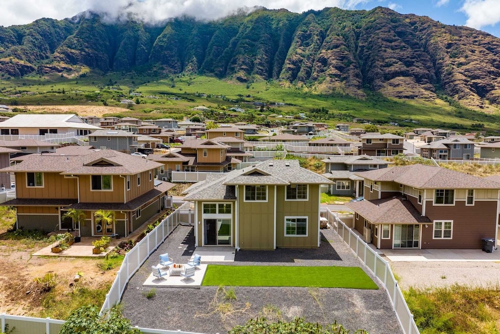 Sleeps 16, 2 Homes Ocean Views, Shared Pool + Gym, Near the Beach Avantstay