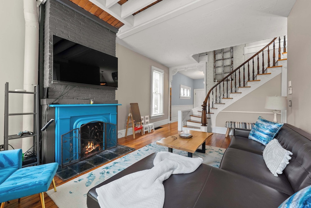 High Street Hideaway For 8
