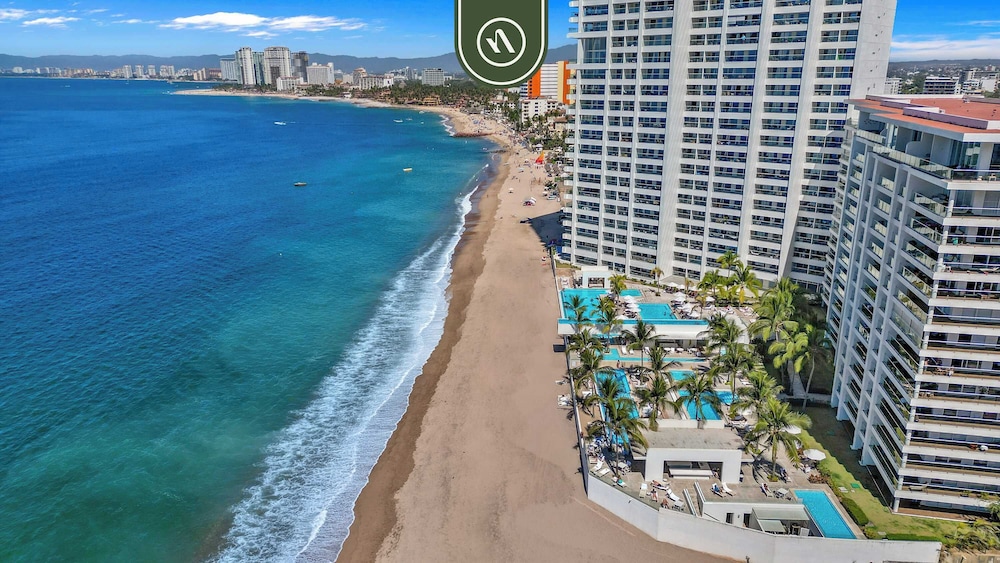 Elegant 1 BR Condo - Beachfront - Pools - King
