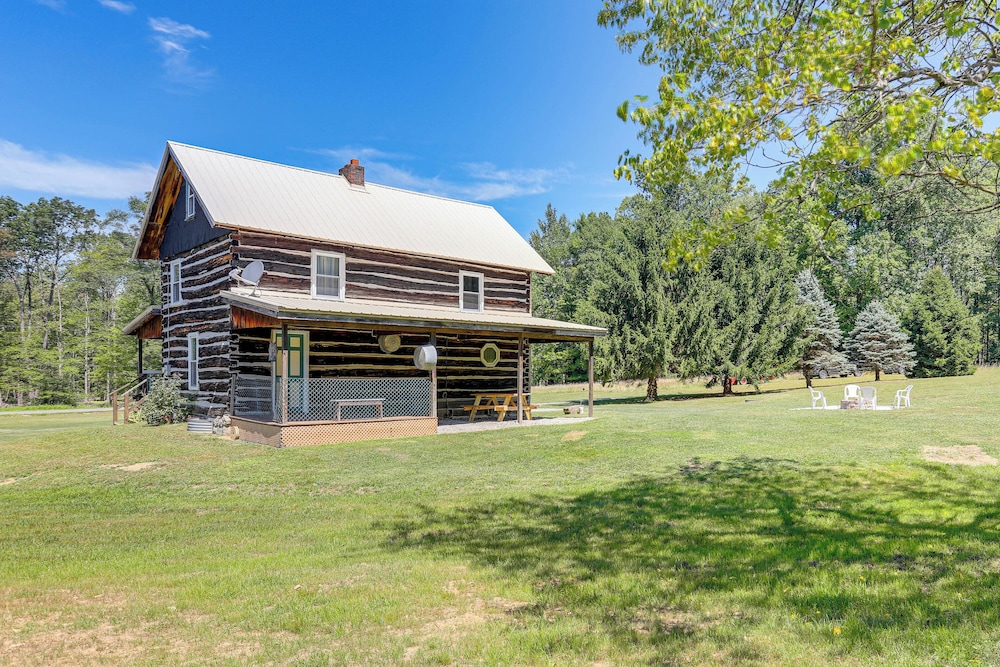 5 Mi to State Parks: Penfield Cabin w/ Fire Pit!