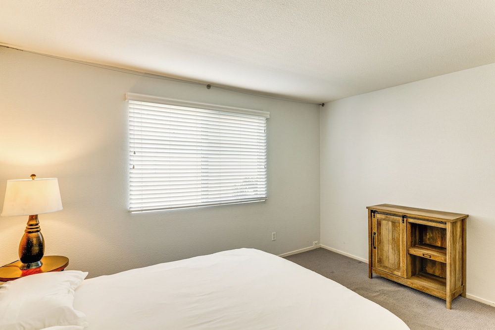 Community Pool: Scottsdale Condo 2 Mi to ASU