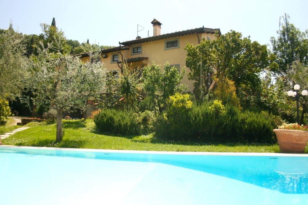 Private Villa with AC, private pool, WIFI, TV, terrace, pets allowed, parking, close to Arezzo