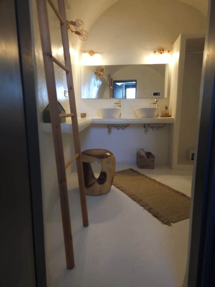 Amphora Meltemi Seaview Gem w Private Jacuzzi