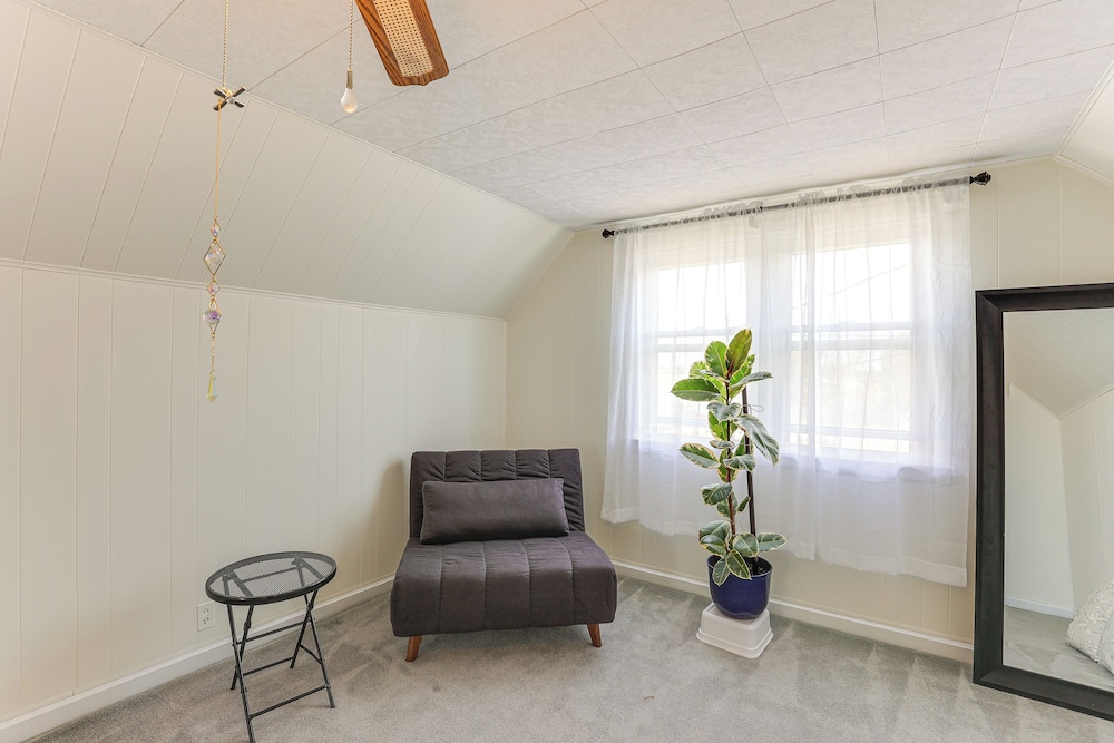 13 Mi to Downtown Baltimore: Quiet Home w/ Porch