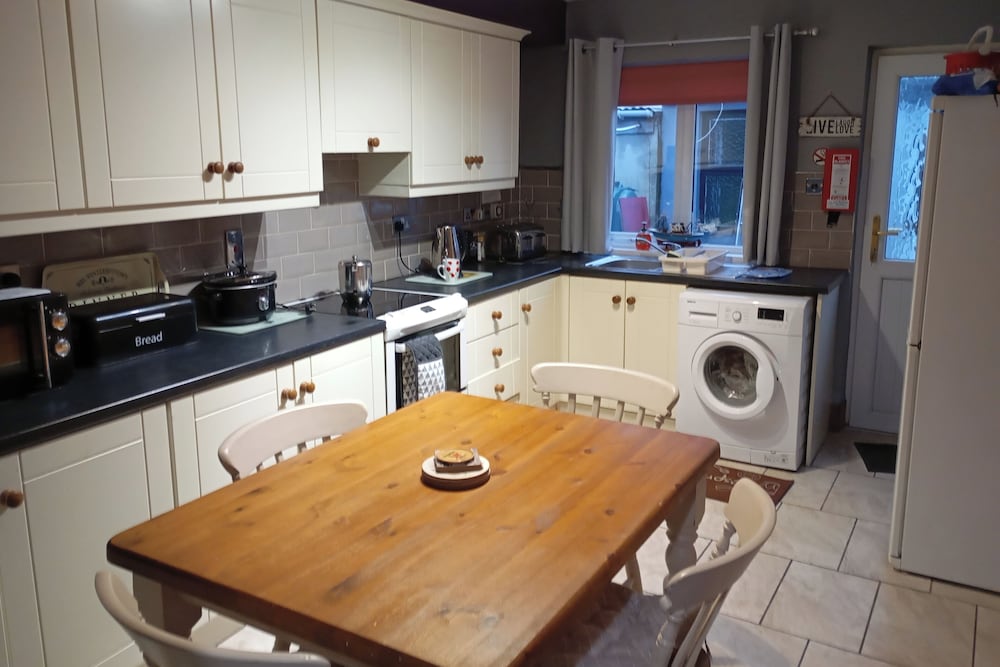 Cosy Cottage- Sleeps 4, Free Parking & Golf Nearby
