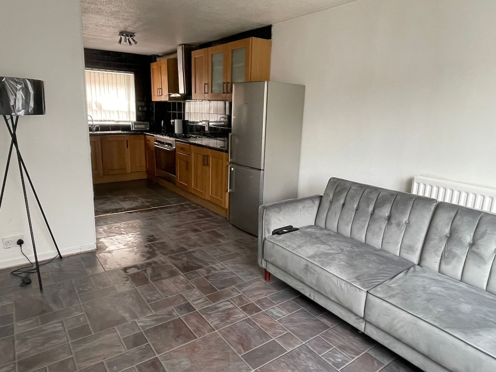 New! 4 Bedroom London House With Garden and Lawn