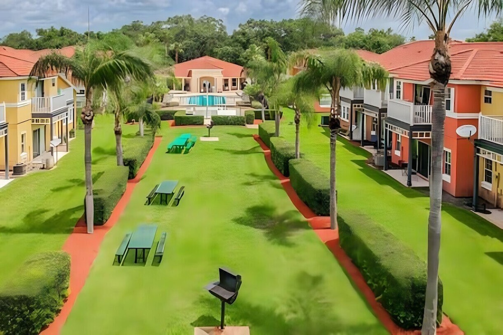Cozy 4BR Villa w/ Priv Pool Lake Berkley Resort
