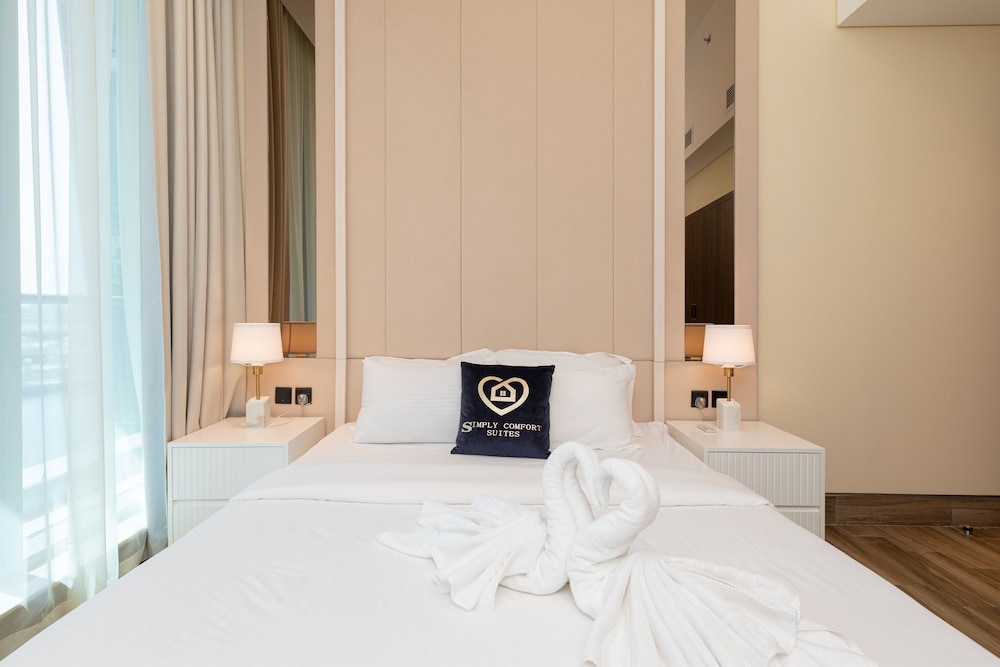 SIMPLY COMFORT Urban Chic Suites in J One Tower City & Canal Views