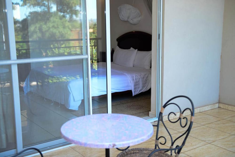 Room in B&B - You Will Have a Wonderful Experience Wail Stay in This Twin Room view 3