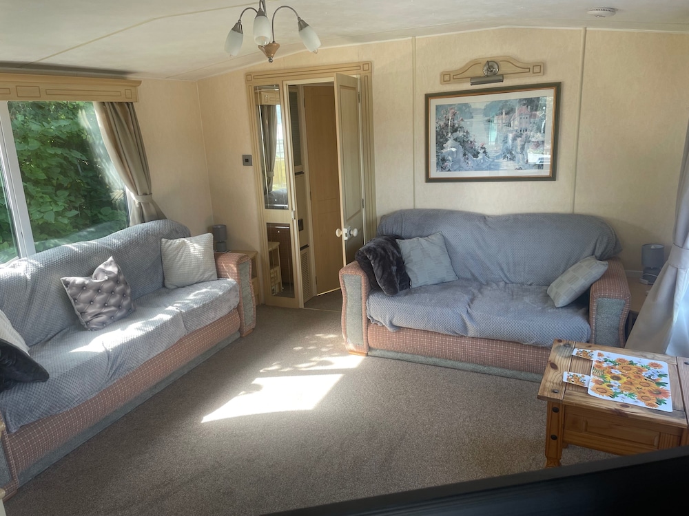 Caravansleeps6-parking-pool-mountain-petsok