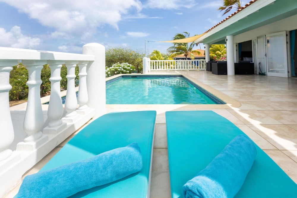 Tropical Paradise Bliss Villa at Coral Estate