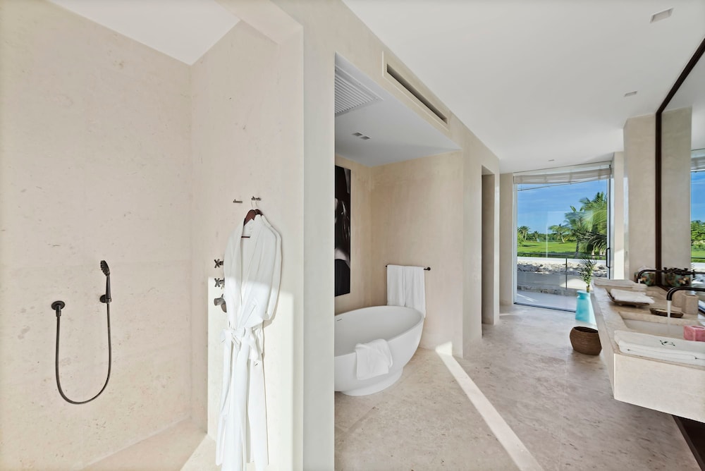 Magnificent 5BR Modern Tropical Villa With Pool