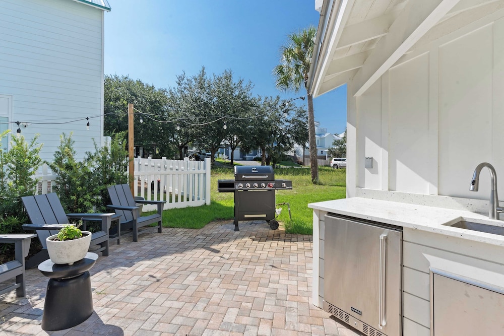 4BR Coastal Retreat w/ Pool, Patio & Games Lagniappe at Blue Mountain