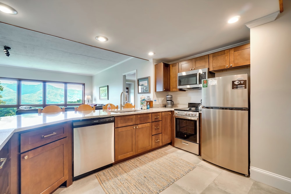 Hike, Swim & Explore: Mtn-view Condo in Gatlinburg
