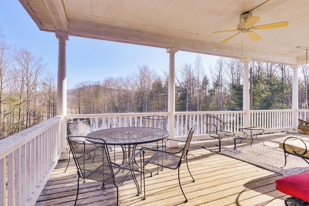 Family Home w/ Game Room & Decks in Etlan!