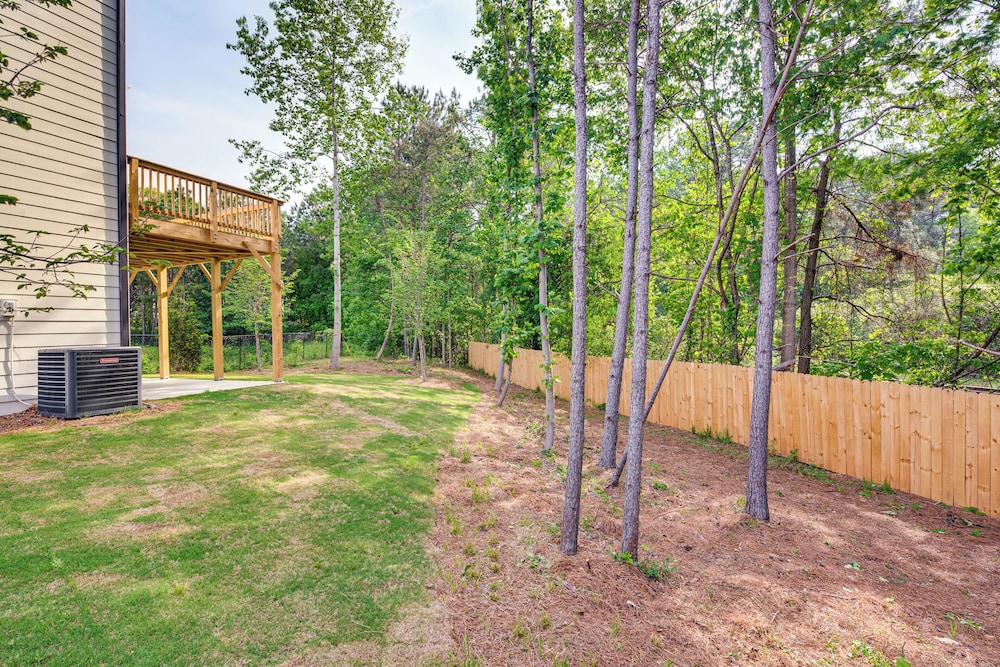 11 Mi to Dtwn: Luxe Atlanta Retreat w/ Deck & Yard